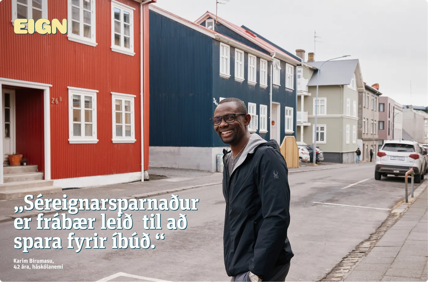 Karim Birumasu, 42 ára háskólanemi, á götu með litríkum bárujárnshúsum. Á myndinni stendur: „Séreignarsparnaður er frábær leið til að spara fyrir íbúð.“