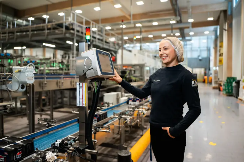 Starfsmaður Ölgerðarinnar við átöppunarlínu